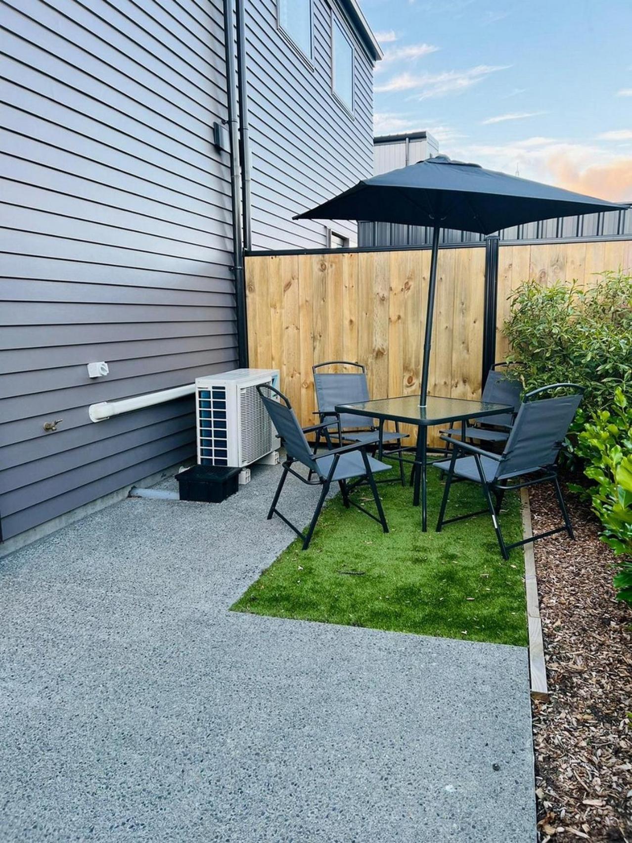 Central Modern 3-Bedroom,3- Bathroom House With Patio And Carpark- Lower Hutt City Centre Экстерьер фото